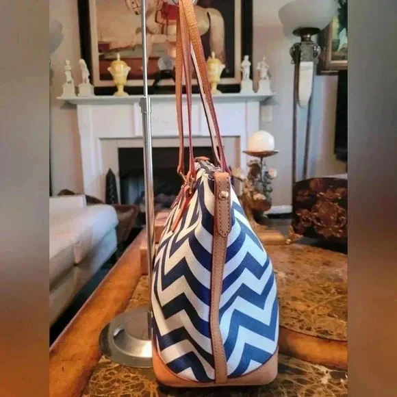 DOONEY & BOURKE SHOULDER BAG - Picture 3 of 14